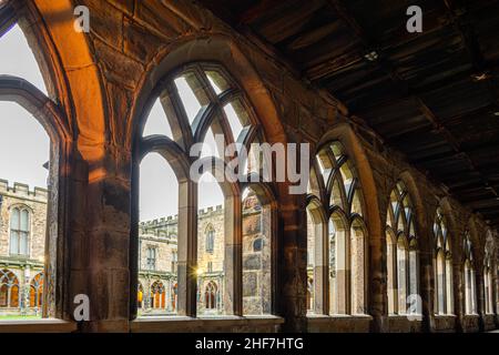 Durham, Großbritannien - 29. August 2019: Der Innenhof in der Kathedrale von Durham. Glühend, erhellend am Abend, in der Nacht. Harry Potter filmte hier Szenen. Beau Stockfoto