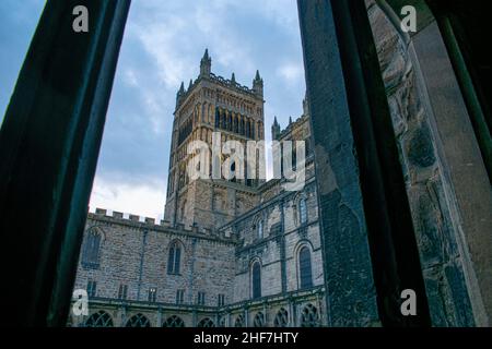 Durham, Großbritannien - 29. August 2019: Der Innenhof in der Kathedrale von Durham. Glühend, erhellend am Abend, in der Nacht. Harry Potter filmte hier Szenen. Beau Stockfoto