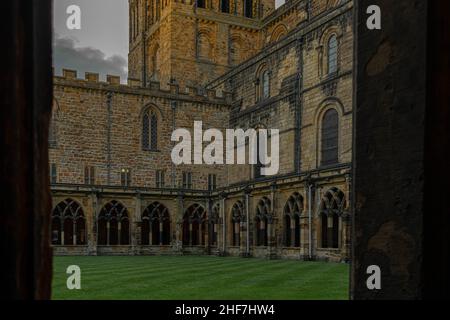 Durham, Großbritannien - 29. August 2019: Der Innenhof in der Kathedrale von Durham. Glühend, erhellend am Abend, in der Nacht. Harry Potter filmte hier Szenen. Beau Stockfoto