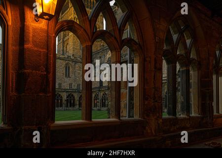 Durham, Großbritannien - 29. August 2019: Der Innenhof in der Kathedrale von Durham. Glühend, erhellend am Abend, in der Nacht. Harry Potter filmte hier Szenen. Beau Stockfoto