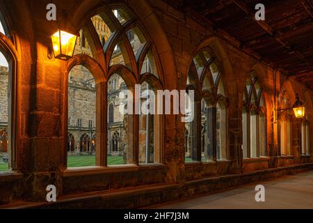 Durham, Großbritannien - 29. August 2019: Der Innenhof in der Kathedrale von Durham. Glühend, erhellend am Abend, in der Nacht. Harry Potter filmte hier Szenen. Beau Stockfoto