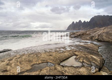 Norwegen, Senja, Skaland, Tungeneset, Flut, Wellen Stockfoto