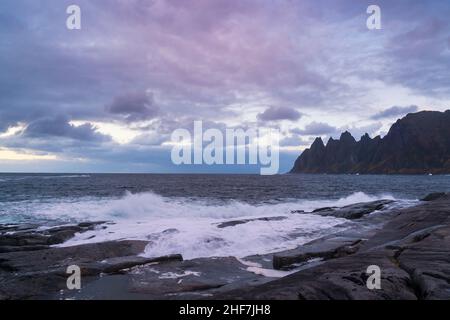 Norwegen, Senja, Skaland, Tungeneset, Flut, Wellen, Nachleuchten Stockfoto