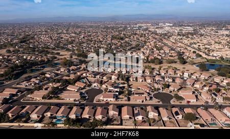 Nachmittags Luftaufnahme von Vorstadthäusern in Surprise, Arizona, USA. Stockfoto