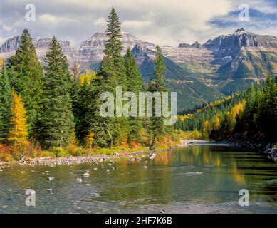 mcdonald Creek fließt im Herbst unter der Gartenmauer im Glacier National Park, montana Stockfoto