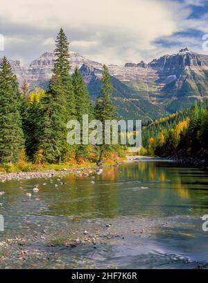 mcdonald Creek fließt im Herbst unter der Gartenmauer im Glacier National Park, montana Stockfoto