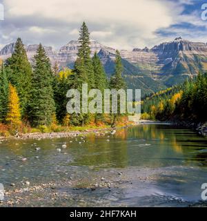 mcdonald Creek fließt im Herbst unter der Gartenmauer im Glacier National Park, montana Stockfoto