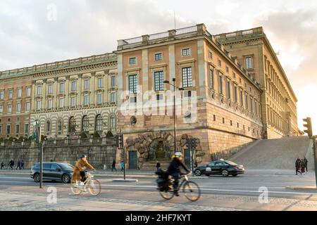 Schweden, Stockholm, Königspalast, Radfahrer in unscharfen Bewegungen, Abendlicht Stockfoto