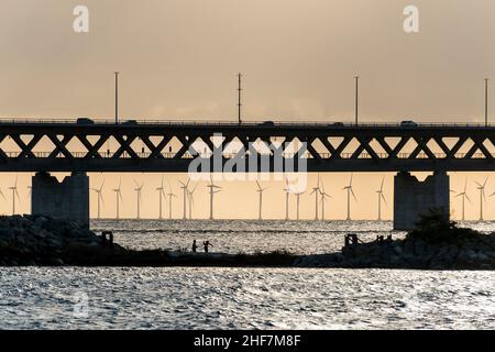 Schweden, Malmö, Sibbarb Strand, Oresund Bridge und Windturbinen im Gegenlicht Stockfoto