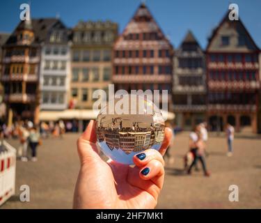 Bunte Halbholzhäuser in Frankfurt durch eine Glaskugel, die einen Schneekugel-Effekt erzeugt Stockfoto