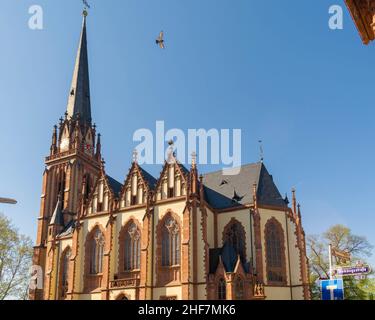 hurch der drei Könige, Dreikonigskirche, am Mainufer am sonnigen Tag mit Bäumen und Vögeln in Frankfurt Deutschland Stockfoto