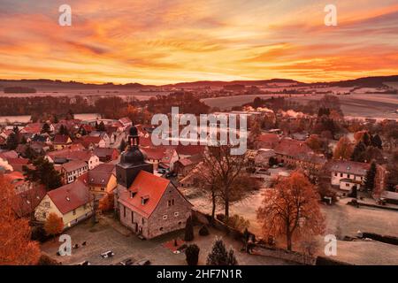 Deutschland, Thüringen, Stadtilm, Kreis Griesheim, Dorfkirche, Dorf, Morgendämmerung, Übersicht, Rücklicht Stockfoto