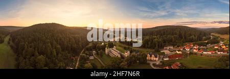 Deutschland, Thüringen, Königsee, Paulinzella, Klosterruine, Dorf, Übersicht, Berge, Wald, Morgendämmerung, Panorama Stockfoto