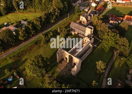 Deutschland, Thüringen, Königsee, Paulinzella, Klosterruine, Dorf, Übersicht, Berge, Wald, schräge Aussicht, Luftaufnahme Stockfoto