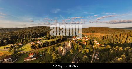 Deutschland, Thüringen, Königsee, Paulinzella, Klosterruine, Dorf, Übersicht, Berge, Wald, Luftbild Stockfoto