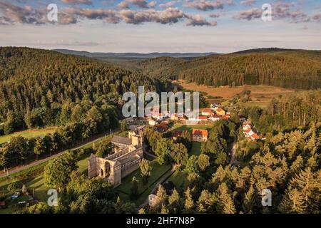 Deutschland, Thüringen, Königsee, Paulinzella, Klosterruine, Dorf, Übersicht, Berge, Wald Stockfoto