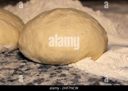 Roher Teig mit Mehl auf einem Schneidebrett. Food Fotografie Rezept Idee. Stockfoto
