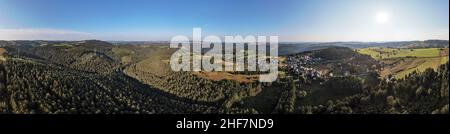 Deutschland, Thüringen, Stadt Schwarzatal, Lichtenhain, Dorf, Landschaft, Wald, Felder, Berge, Täler, Sonnenschein, Übersicht, Luftaufnahme, 360-Grad-Panorama, teilweise Rücklicht Stockfoto