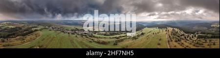 Deutschland, Thüringen, Großbreitenbach, Wildenspring, Landschaft, Tal, Dorf, Felder, Hochebene, Luftbild, 360-Grad-Panorama Stockfoto