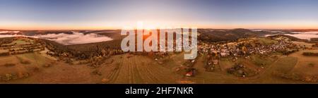 Deutschland, Thüringen, Stadt Schwarzatal, Lichtenhain, Dorf, Landschaft, Wald, Felder, Berge, Täler, Nebel im Schwarzatal, Sonnenaufgang, Übersicht, Luftaufnahme, 360-Grad-Panorama, Teilweise Hinterlicht Stockfoto