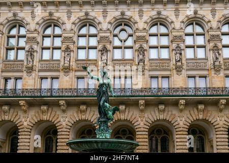 Die Statue von Hygienia, der Göttin der Gesundheit und Hygiene, im Innenhof des Hamburger Rathauses. Stockfoto