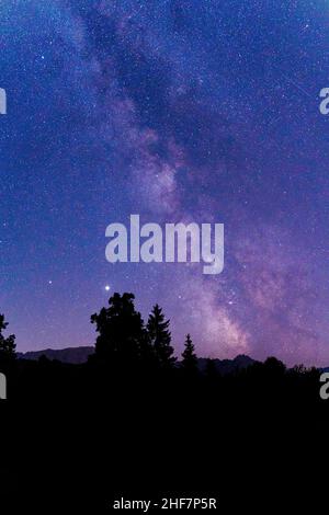 Milchstraße über das Wettersteingebirge, Garmisch-Partenkirchen, Bayern, Deutschland Stockfoto