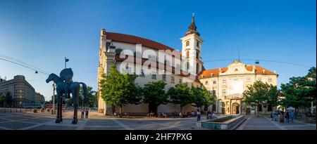 Brünn (Brünn), Reiterstatue „Courage“, Mährischer Platz (Moravske namesti), Jan Krtitel Ernas barocker Kostel sv. Tomase in Jihomoravsky, Südmähren, Südmähren, Tschechisch Stockfoto