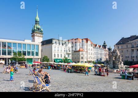 Brünn (Brünn), Gemüsemarkt, alter Rathausturm, Parnas-Brunnen, Menschen in Liegestühlen in Jihomoravsky, Südmähren, Tschechien Stockfoto