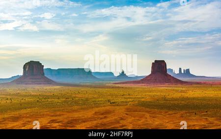 Giant Buttes, Sandsteinformationen im Monument Valley, vom Artists Point aus gesehen, bei Sonnenuntergang Stockfoto