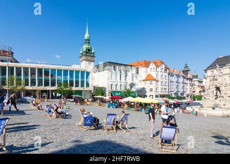 Brünn (Brünn), Gemüsemarkt, alter Rathausturm, Parnas-Brunnen, Menschen in Liegestühlen in Jihomoravsky, Südmähren, Tschechien Stockfoto