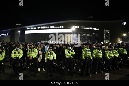 Brighton, Großbritannien. 14th Januar 2022. Brighton and Hove, England, 14th. Januar 2022. Polizeibeamte sind vor Crystal Palace-Fans vor dem Premier League-Spiel im AMEX Stadium, Brighton und Hove anwesend. Bildnachweis sollte lauten: Paul Terry / Sportimage Kredit: Sportimage/Alamy Live News Stockfoto