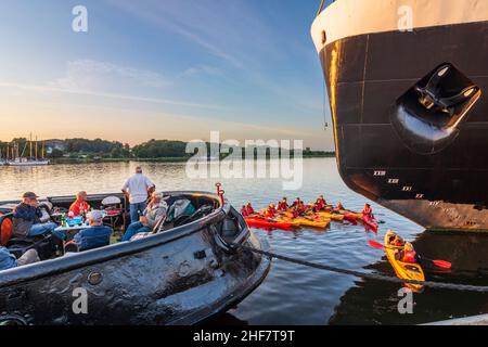 Rostock, Stadthafen, Museumsschiff-Eisbrecher 'Stephan Jantzen' (rechts), Gruppe von Paddlern zwischen großen Schiffen, Gäste auf dem Schiffessen in Ostsee, Mecklenburg-Vorpommern, Deutschland Stockfoto