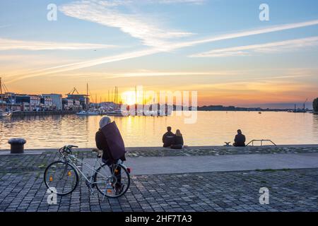 Rostock, Stadthafen, Menschen am Kai in Ostsee, Mecklenburg-Vorpommern, Deutschland Stockfoto