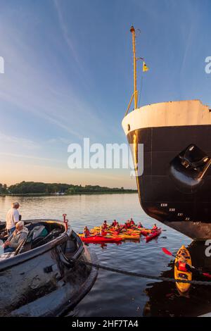 Rostock, Stadthafen, Museumsschiff-Eisbrecher 'Stephan Jantzen' (rechts), Gruppe von Paddlern zwischen großen Schiffen, Gäste auf dem Schiffessen in Ostsee, Mecklenburg-Vorpommern, Deutschland Stockfoto