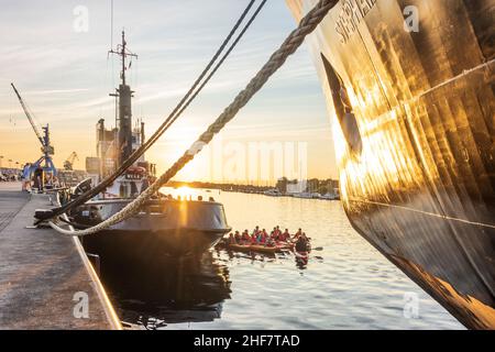 Rostock, Stadthafen, Museumsschiff-Eisbrecher 'Stephan Jantzen' (rechts), Paddelgruppe zwischen großen Schiffen, Sonnenuntergang in Ostsee, Mecklenburg-Vorpommern, Deutschland Stockfoto