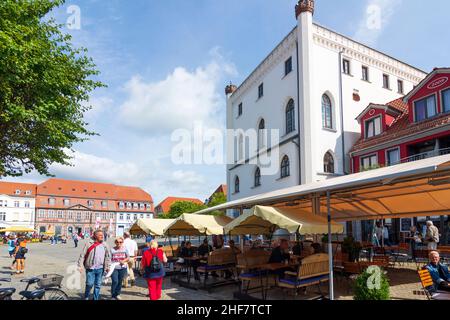 Waren (Müritz), Platz Neuer Markt, Fußgängerzone, Restaurant, Altes Rathaus in Mecklenburgischer Seenplatte, Mecklenburgische Seenplatte, Mecklenburg-Vorpommern, Deutschland Stockfoto