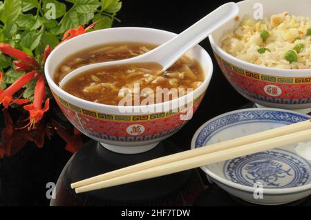 Schüssel mit chinesischer Suppe und Reis Stockfoto
