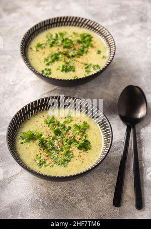 Hausgemachte Brokkoli-Cremesuppe auf hellem Hintergrund. Stockfoto
