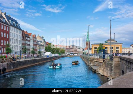 Kopenhagen, Koebenhavn, Kanal am Gammel Strand, Restaurant, Nikolaj Contemporary Art Center (Nikolaj Kunsthal) in der ehemaligen St. Nicholkirche in Seeland, Sjaelland, Dänemark Stockfoto