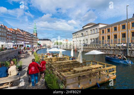 Kopenhagen, Koebenhavn, Kanal am Gammel Strand, Restaurant, Nikolaj Contemporary Art Center (Nikolaj Kunsthal) in der ehemaligen St. Nicholkirche in Seeland, Sjaelland, Dänemark Stockfoto