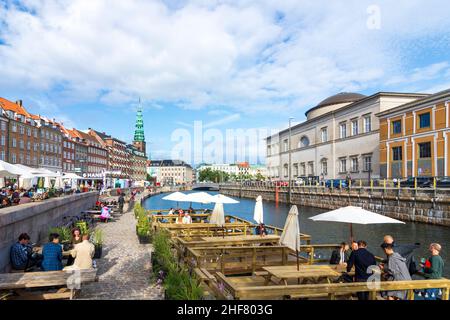 Kopenhagen, Koebenhavn, Kanal am Gammel Strand, Restaurant, Nikolaj Contemporary Art Center (Nikolaj Kunsthal) in der ehemaligen St. Nicholkirche in Seeland, Sjaelland, Dänemark Stockfoto