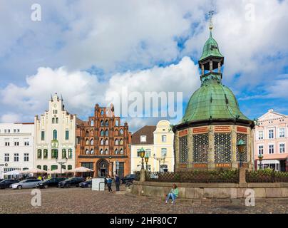 Wismar, Marktplatz mit Wasserkunst, einem kunstvollen schmiedeeisernen Brunnen, Ostseite des Marktes mit dem Bürgerhaus aus der Backsteingotik, genannt Alter Schwede, in Ostsee, Mecklenburg-Vorpommern Stockfoto