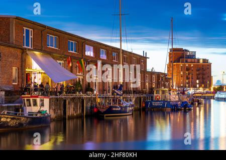 Wismar, Alter Hafen, Cafe Kai (links) in Ostsee, Mecklenburg-Vorpommern, Deutschland Stockfoto