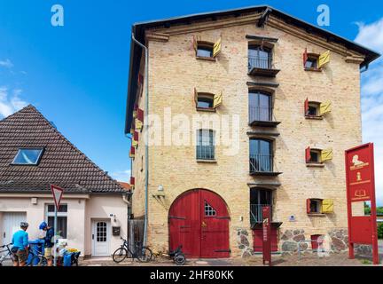 Klütz, 'Uwe Johnson' Literaturhaus in einem renovierten vierstöckigen ehemaligen Bohnen- und Getreidespeicher in Mecklenburg-Schwerin, Mecklenburg-Vorpommern, Deutschland Stockfoto