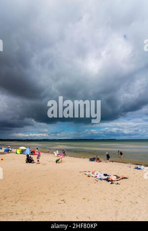 Klütz, Ostsee, Strand in Wohlenberg, Regenwolken, Bade, Sonnenbaden in Ostsee, Mecklenburg-Vorpommern, Deutschland Stockfoto