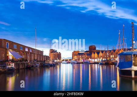 Wismar, Alter Hafen, Cafe Kai (links) in Ostsee, Mecklenburg-Vorpommern, Deutschland Stockfoto