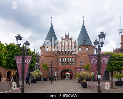 Sierksdorf, Freizeitpark Hansa-Park, Nachbildung des Stadttores Holstentor in Ostsee, Schleswig-Holstein, Deutschland Stockfoto