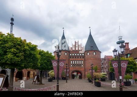 Sierksdorf, Freizeitpark Hansa-Park, Nachbildung des Stadttores Holstentor in Ostsee, Schleswig-Holstein, Deutschland Stockfoto