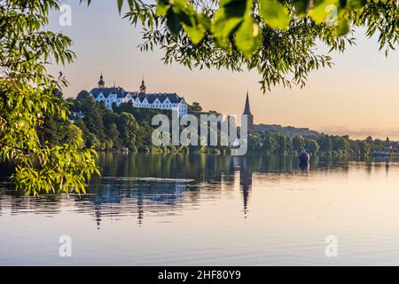 Plön, großer Plöner See, Schloss Plön, Kirche Nikolaikirche in Holsteinische Schweiz, Holstein Schweiz, Schleswig-Holstein, Deutschland Stockfoto