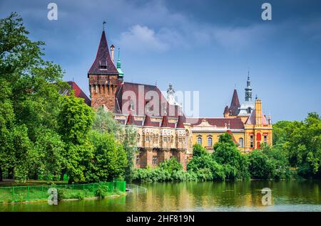 Budapest, Ungarn. Schloss von Vadjahunyad im Stadtpark in Budapest, Ungarn mit erstaunlichen Sommerlichtern. Reiseziel in Europa. Stockfoto